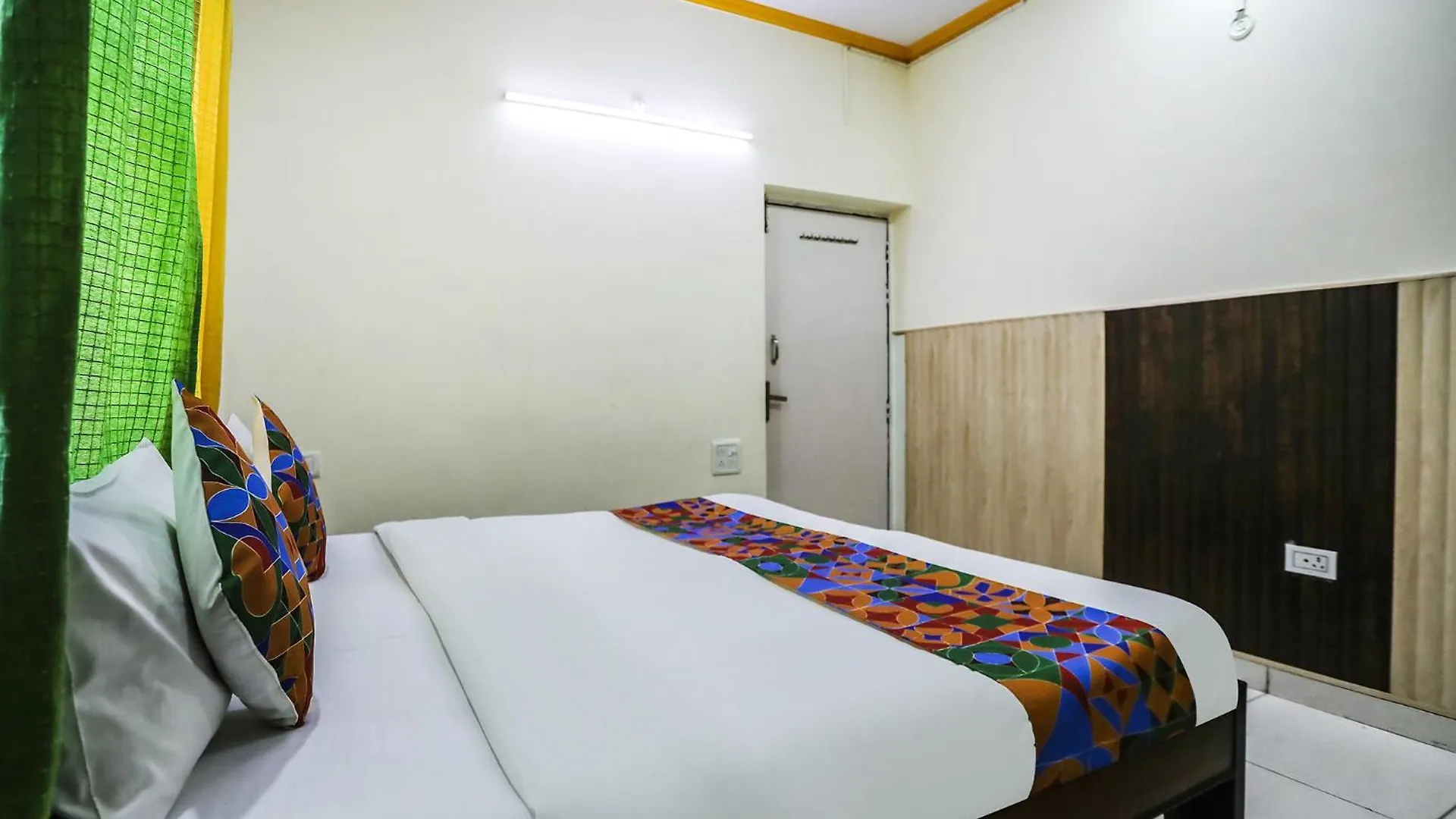 Fabexpress Grand Resort Agra  Bed & Breakfast
